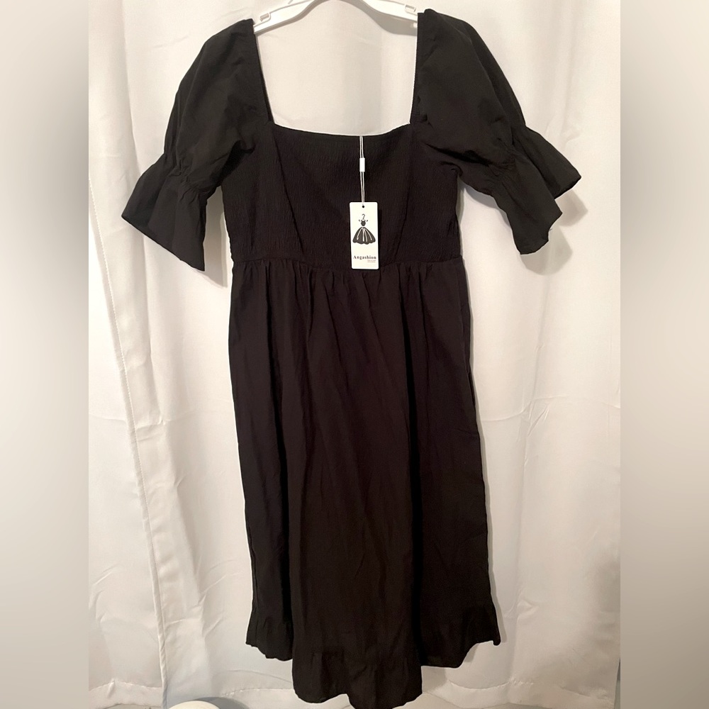 Brand NEW midi dress! Tags still attacked. Square neck. Puff sleeves, ruffles!